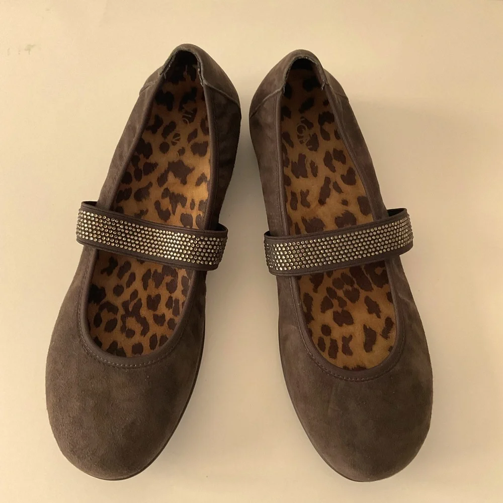 Womens Vionic suede shoes